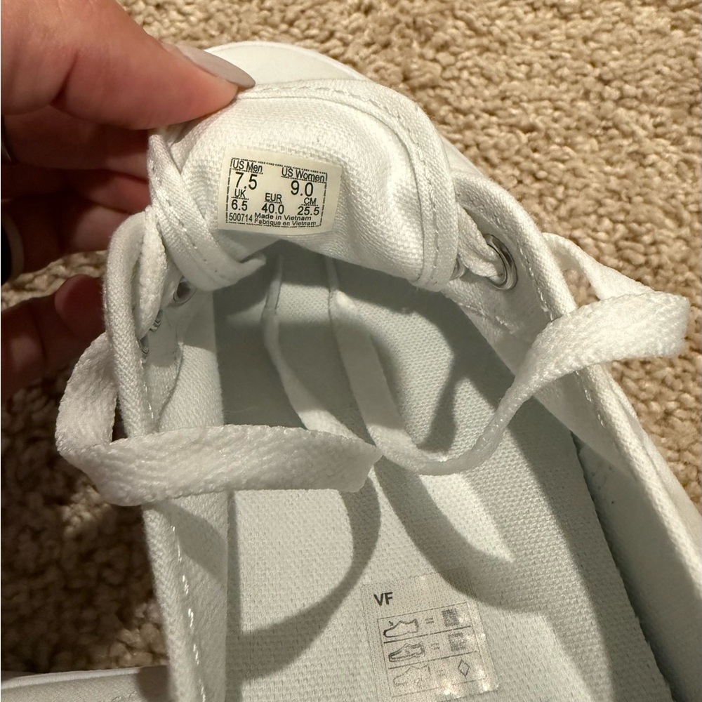Vans Classic Canvas Low-Top Sneakers in White - Picture 4 of 4